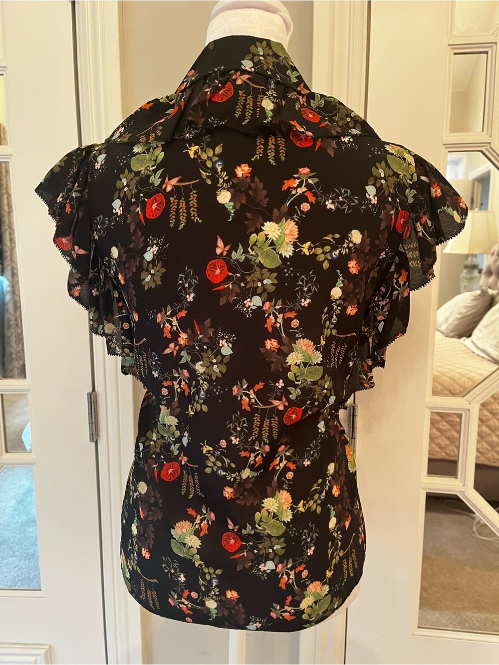 Alice + Olivia Twisting Vines Floral Ruffle Front Flutter Sleeve Sz M MSRP $295 - Picture 6 of 12